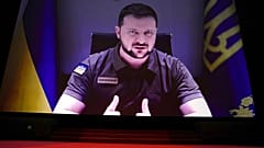 Le président ukrainien Volodymyr Zelensky s'adresse au festival de Cannes, le 17 mai 2022