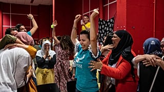 Mitglieder der Pro-Burkini-Vereinigung "Alliance Citoyenne" jubeln nach der Ankündigung des Stadtrats von Grenoble
