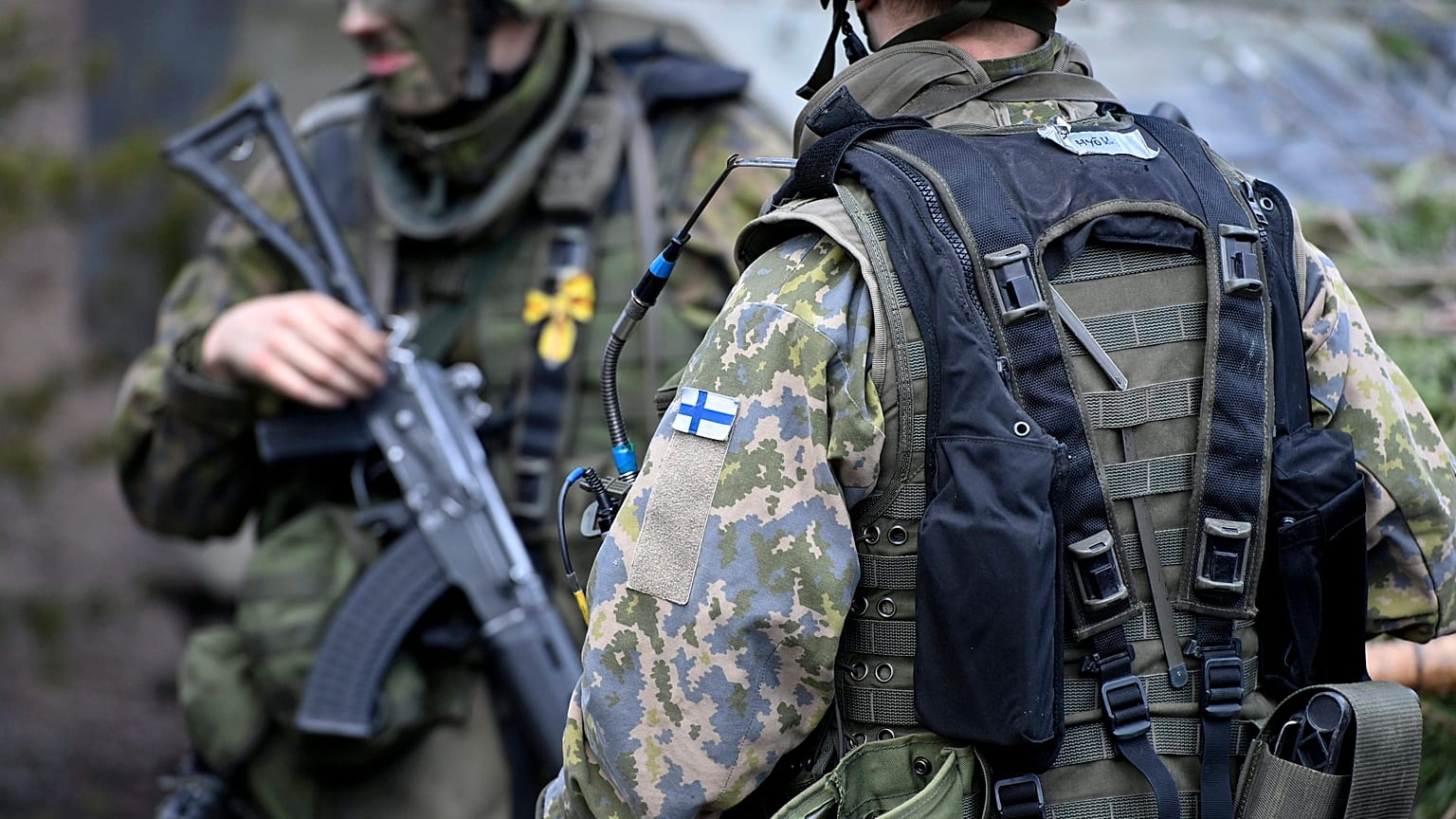 Soldados finlandeses participan en ejercicios militares, el 4 de mayo de 2022. Putin ha dejado claro que habría consecuencias si los dos países nórdicos se unen a la Alianza. 