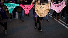 "Ich entscheide": Ab dem ersten Tag der Regelschmerzen sollen Frauen frei nehmen können und weiter bezahlt werden.