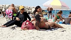 Burkini- und Bikini-Trägerinnen an französischem Strand