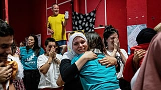 Belediyenin kararını kutlayan kadınlar