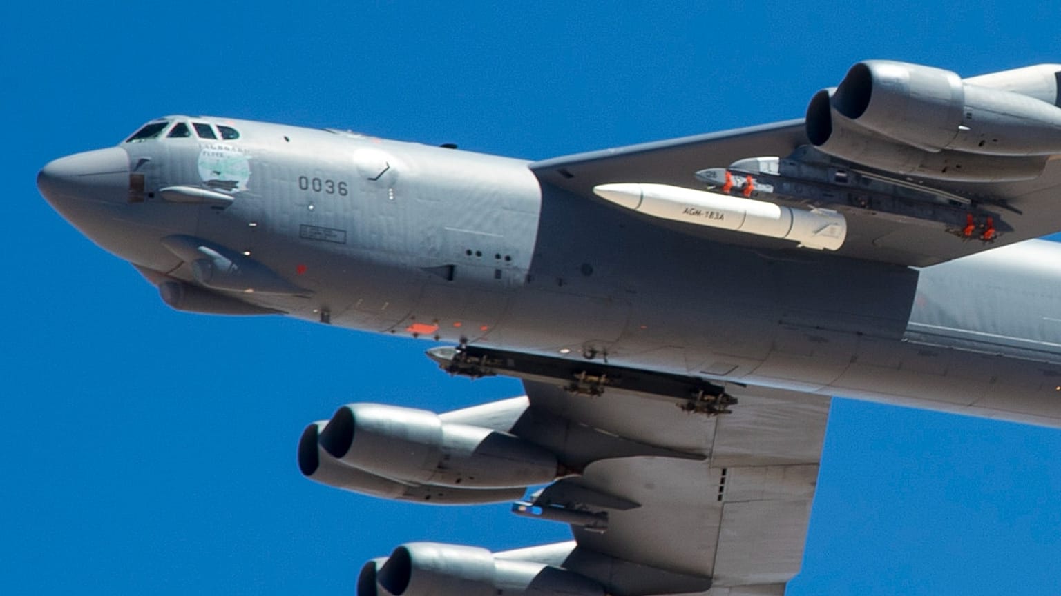 صورة لقذيفة فرط صوتية من نوع AGM-183A ARRW محمولة على القاذفة الأمريكية B-52 الشهيرة