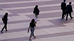 Εργαζόμενες κι εργαζόμενοι που προσέρχονται σε κτιριακό συγκρότημα γραφείων της Μαδρίτης