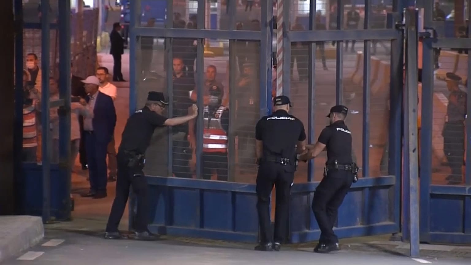 Agentes abren la verja en el paso fronterizo del Tarajal entre la ciudad española de Ceuta y Marruecos