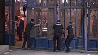 Agentes abren la verja en el paso fronterizo del Tarajal entre la ciudad española de Ceuta y Marruecos