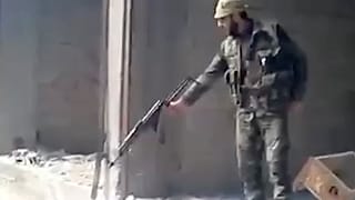 صورة مأخوذة من مقطع صوّر في العام 2013، تظهر جندياً سورياً يطلق النار على حفرة كبيرة مليئة بالجثث، في حي التضامن بدمشق، سوريا.
