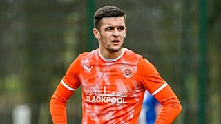 Jake Daniels ist einer der ersten Profi-Fußballspieler, der seine Sexualität öffentlich macht.