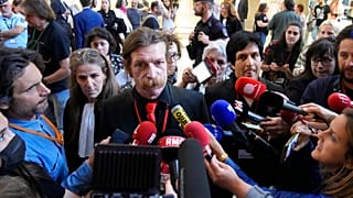 Le chanteur des Eagles of Death Metal, Jesse Hughes et le guitariste Eden Galindo, à l'extérieur de la salle du tribunal spécial, le mardi 17 mai à Paris.