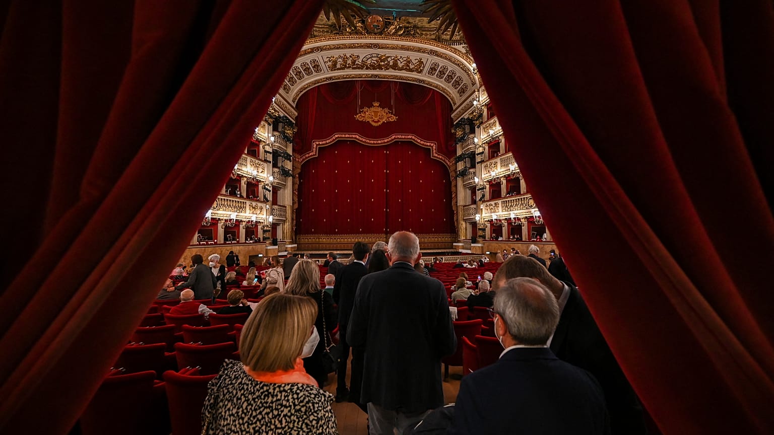 Spectators arrive at the Teatro San Carlo in Naples on April 27, 2022 to attend a show of Puccini's "Tosca".
