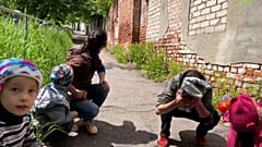 Zivilisten ducken sich vor dem Bombenhagel 