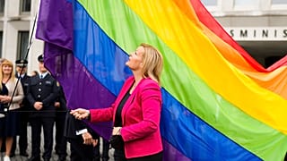 Die Ministerin hisste die Flagge persönlich.