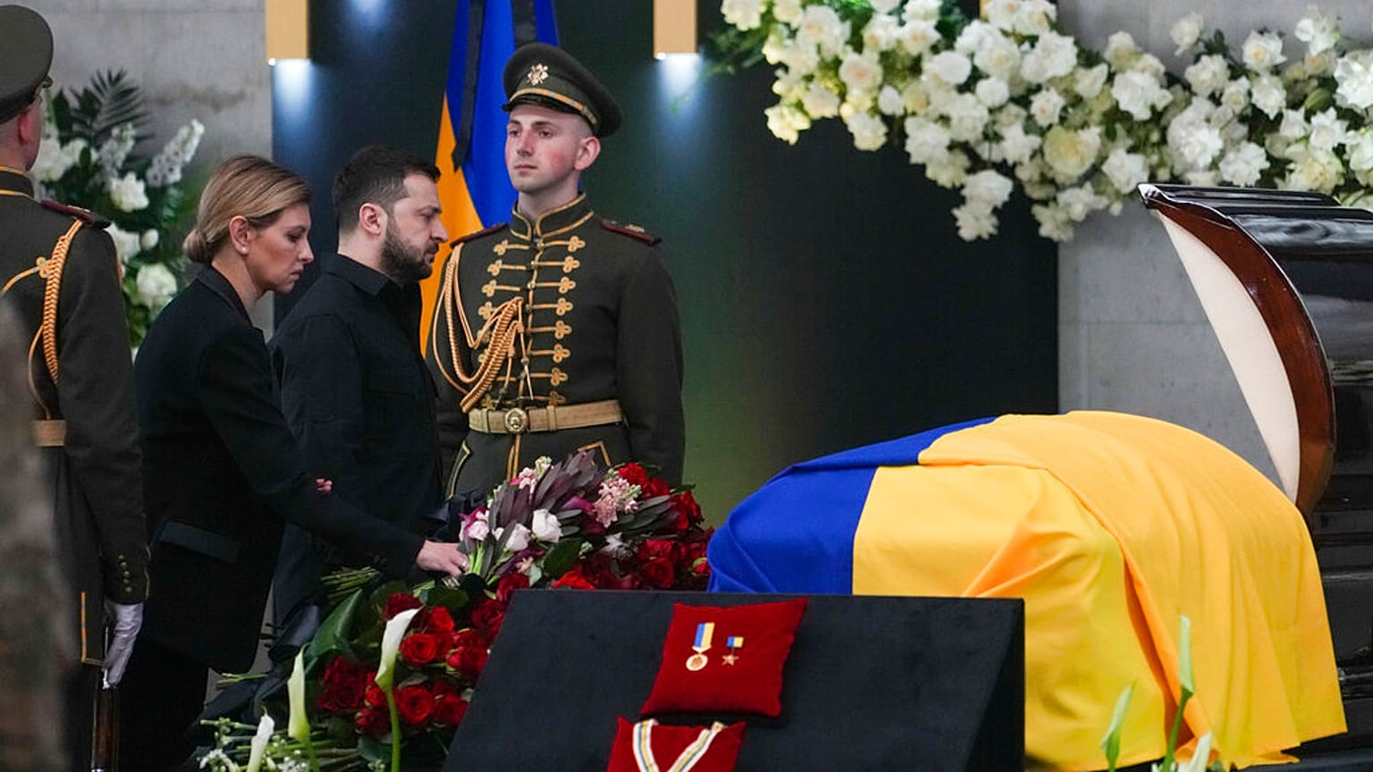 Volodímir Zelenski y su esposa Olena, depositan un ramo sobre el féretro de Leonid Kravchuk en la capilla ardiente, Kiev, 17/5/2022