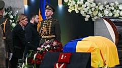 Volodímir Zelenski y su esposa Olena, depositan un ramo sobre el féretro de Leonid Kravchuk en la capilla ardiente, Kiev, 17/5/2022