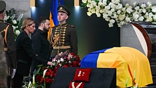 Volodímir Zelenski y su esposa Olena, depositan un ramo sobre el féretro de Leonid Kravchuk en la capilla ardiente, Kiev, 17/5/2022