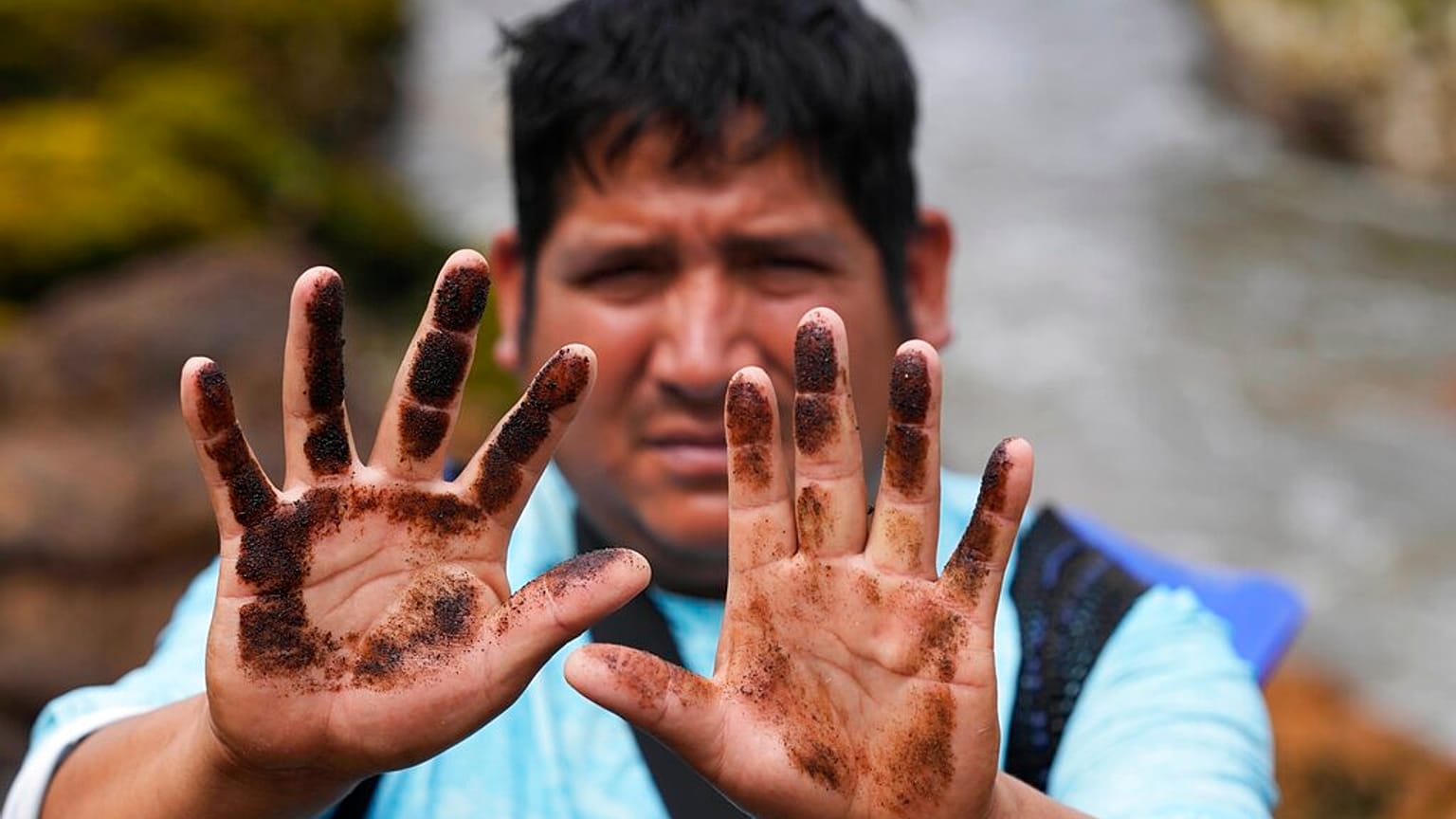 Un pescador peruano muestra sus manos manchadas de petróleo en Callao, Perú 24/02/2022