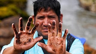 Un pescador peruano muestra sus manos manchadas de petróleo en Callao, Perú 24/02/2022