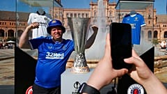 Un supporter écossais pose devant la Coupe à Séville (17/05/2022)