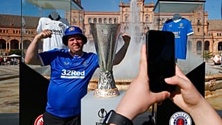 Un supporter écossais pose devant la Coupe à Séville (17/05/2022)