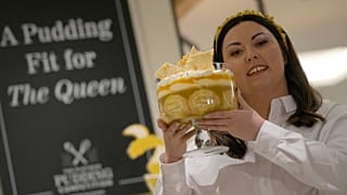 Jemma Melvin zeigt ihre Kreation: einen mehrschichtigen Zitronen-Amaretto-Trifle für die Queen
