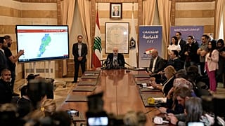 زير الداخلية اللبناني بسام مولوي (وسط الصورة)، يتحدث خلال مؤتمر صحفي حول الانتخابات النيابية، في وزارة الداخلية ببيروت، 16 مايو 2022