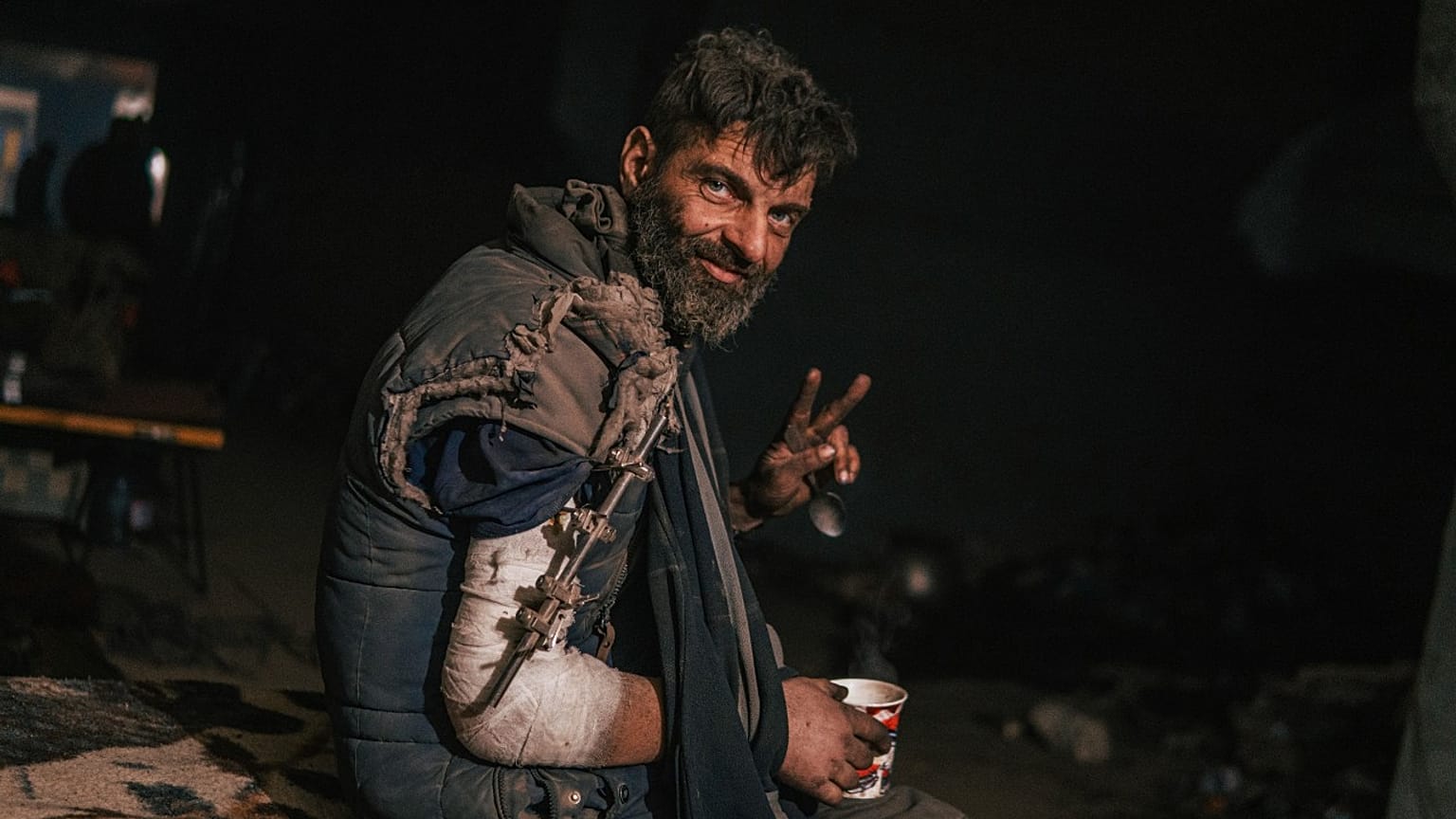 Sur cette photo fournie par le bataillon Azov, un militaire blessé lors des combats contre les forces russes, à l'intérieur de l'aciérie Azovstal à Marioupol, le 10 mai 2022.
