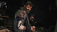 Sur cette photo fournie par le bataillon Azov, un militaire blessé lors des combats contre les forces russes, à l'intérieur de l'aciérie Azovstal à Marioupol, le 10 mai 2022.