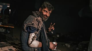 Sur cette photo fournie par le bataillon Azov, un militaire blessé lors des combats contre les forces russes, à l'intérieur de l'aciérie Azovstal à Marioupol, le 10 mai 2022.