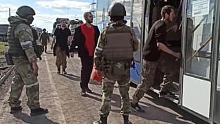 soldados ucranianos que se encontravam na siderurgia Azovstal