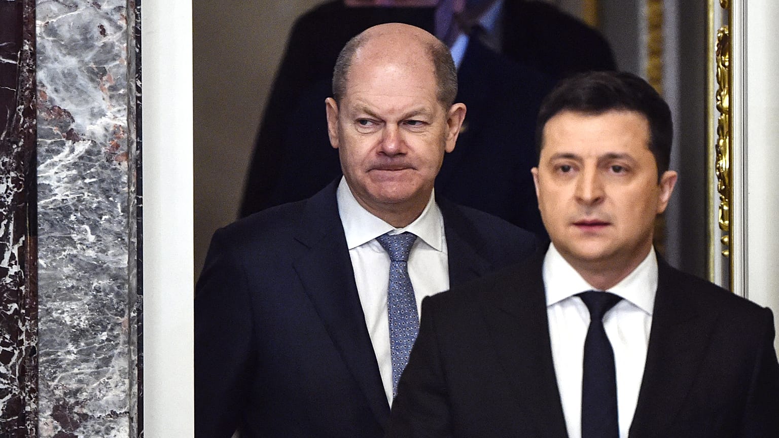 الرئيس الأوكراني فولوديمير زيلينسكي والمستشار الألماني أولاف شولتس قبيل مؤتمر صحافي في كييف في شباط/فبراير 2022