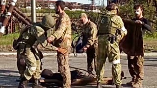 Ukrainische kämpfer aus dem Azovstal-Werk in Mariupol werden von Russen kontrolliert