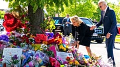 Ο Τζο Μπάιντεν και η σύζυγός του Τζιλ καταθέτουν λουλούδια στο σημείο του μακελειού στο Μπάφαλο της Νέας Υόρκης