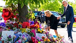 Ο Τζο Μπάιντεν και η σύζυγός του Τζιλ καταθέτουν λουλούδια στο σημείο του μακελειού στο Μπάφαλο της Νέας Υόρκης