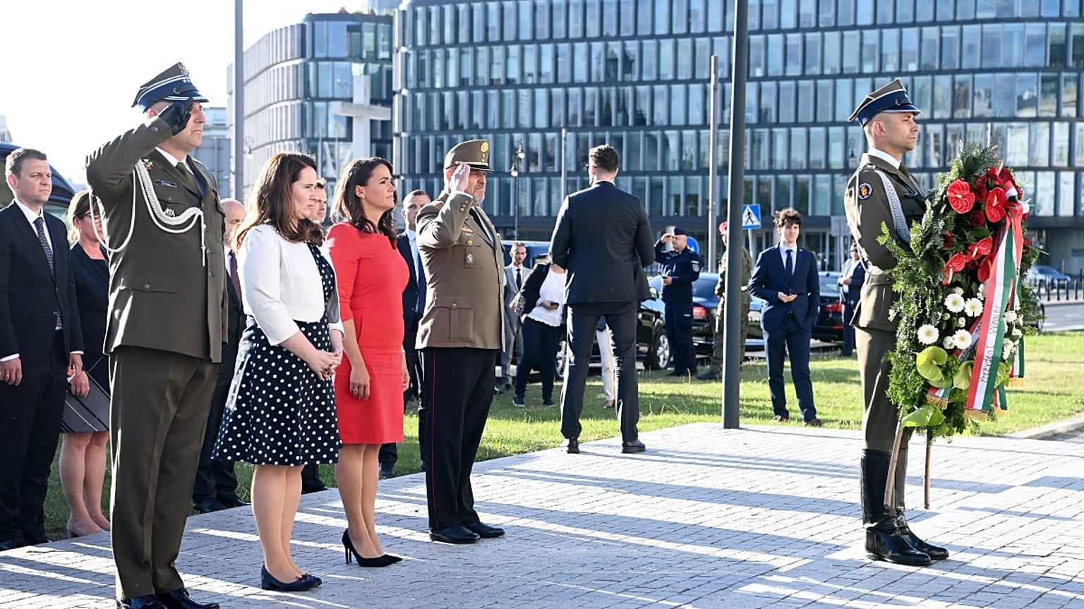 Novák Katalin köztársasági elnök (b3) megkoszorúzza Lech Kaczynski néhai lengyel elnök szobrát a Pilsudski-téren Varsóban 2022. május 17-én.