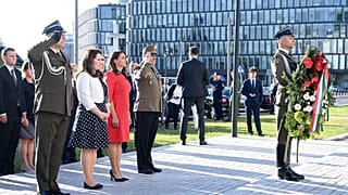 Novák Katalin köztársasági elnök (b3) megkoszorúzza Lech Kaczynski néhai lengyel elnök szobrát a Pilsudski-téren Varsóban 2022. május 17-én.