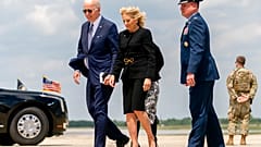 Az Andrews Air Force bázisra érkezett Joe Biden és felesége, miután lerótták tiszteletüket Buffalóban 