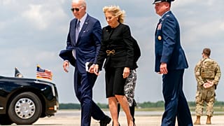 Az Andrews Air Force bázisra érkezett Joe Biden és felesége, miután lerótták tiszteletüket Buffalóban 