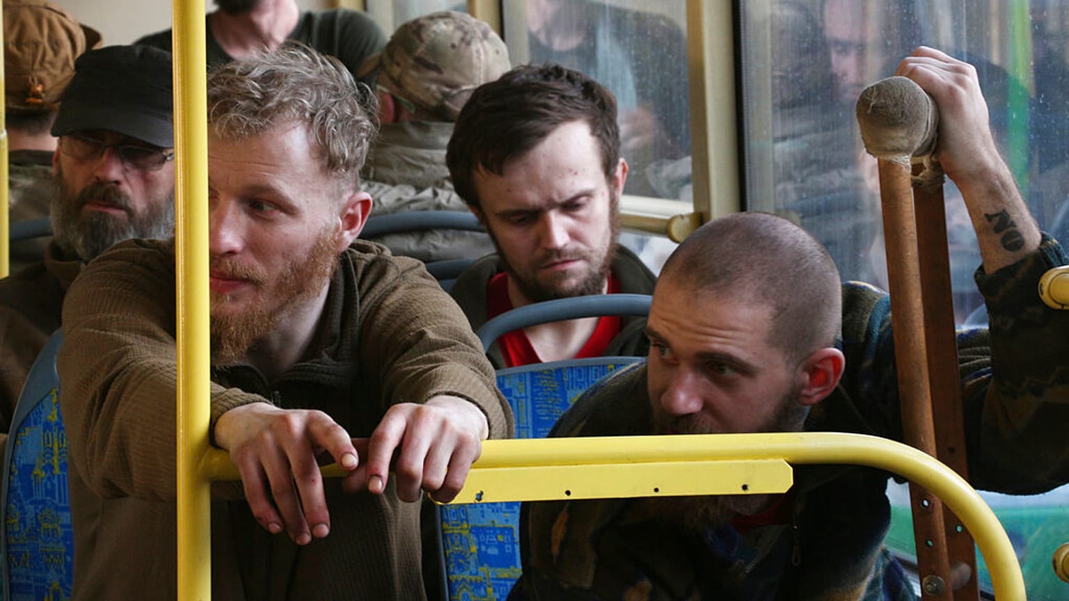 Militares ucranianos sentados en un autobús tras ser evacuados de la asediada planta siderúrgica Azovstal de Mariupol, el martes 17 de mayo de 2022.