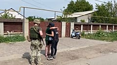 Il commovente abbraccio tra Svetlana e la giornalista Anelise Borges. 