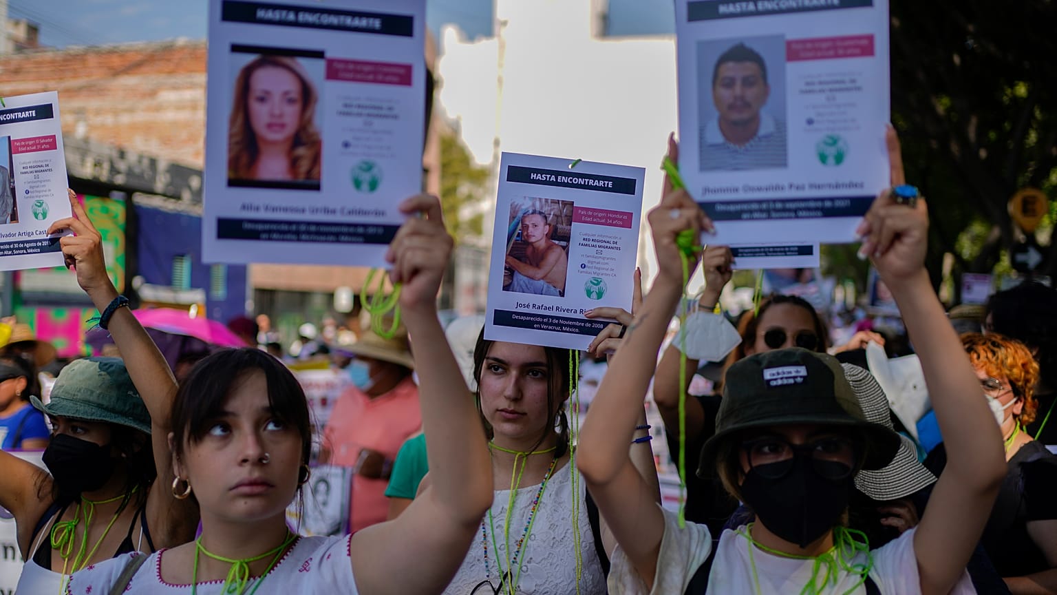 Manifestantes llevan imágenes de personas desaparecidas durante una marcha anual de las madres de personas desaparecidas en la Ciudad de México, el martes 10 de mayo de 2022 