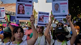 Manifestantes llevan imágenes de personas desaparecidas durante una marcha anual de las madres de personas desaparecidas en la Ciudad de México, el martes 10 de mayo de 2022