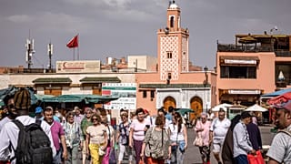 السياح يتجولون في ساحة جامع الفنا في مراكش- المغرب، مايو 2022. 