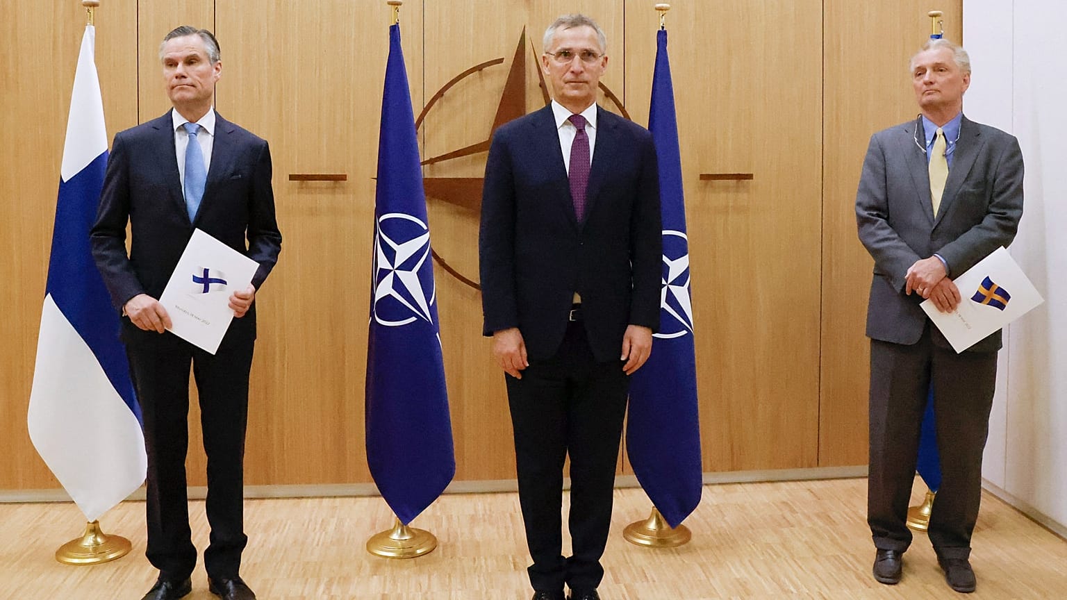 Les ambassadeurs finlandais et suédois remettant la demande d’adhésion de leur pays au Secrétaire général de l’Alliance atlantique Jens Stoltenberg, le 18 mai à Bruxelles  