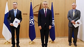 Les ambassadeurs finlandais et suédois remettant la demande d’adhésion de leur pays au Secrétaire général de l’Alliance atlantique Jens Stoltenberg, le 18 mai à Bruxelles  