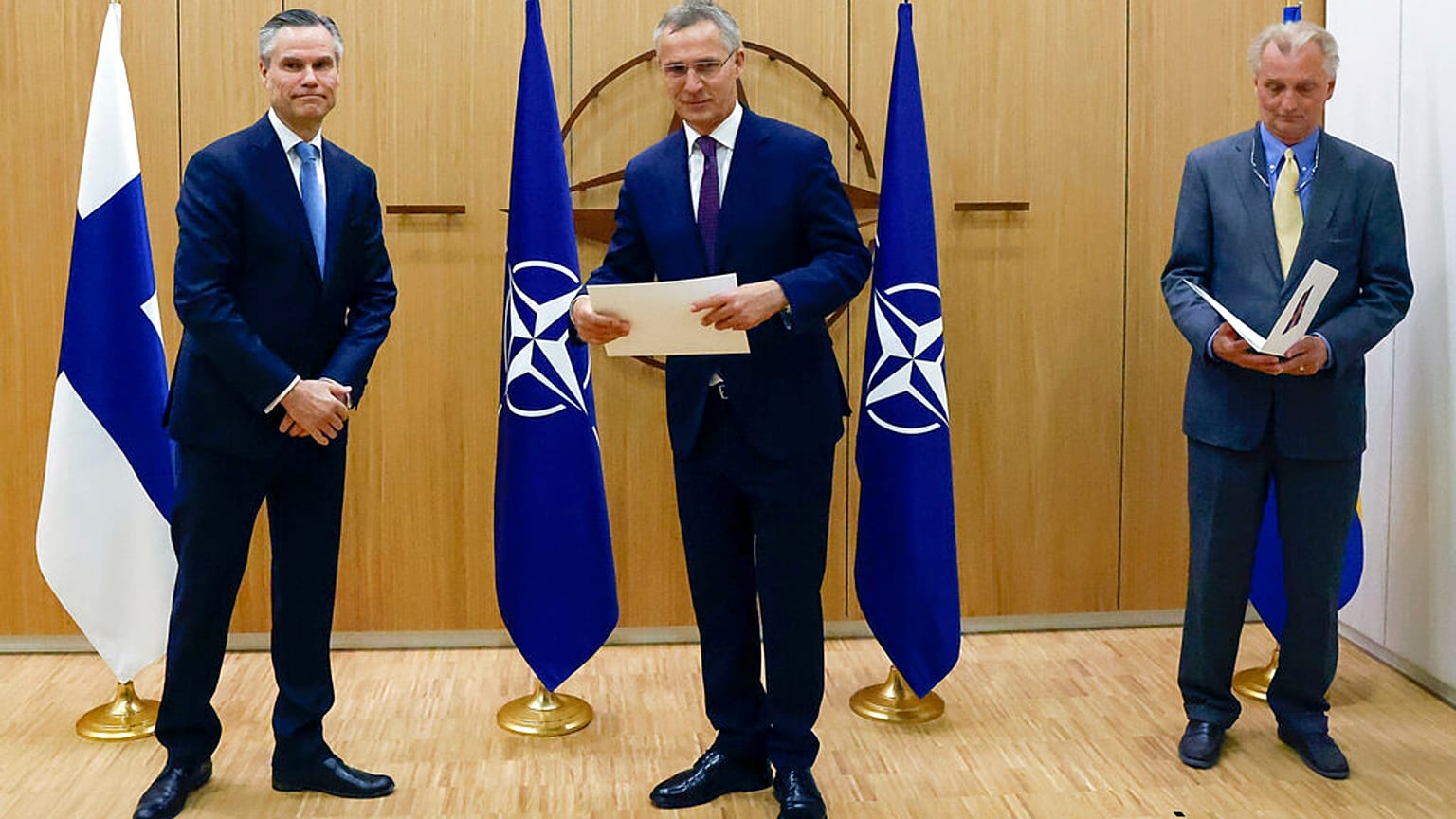 Jens Stoltenberg mit den Botschaftern Schwedens und Finnlands im Nato-Hauptquartier