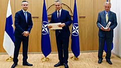 Jens Stoltenberg mit den Botschaftern Schwedens und Finnlands im Nato-Hauptquartier