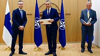 Jens Stoltenberg mit den Botschaftern Schwedens und Finnlands im Nato-Hauptquartier