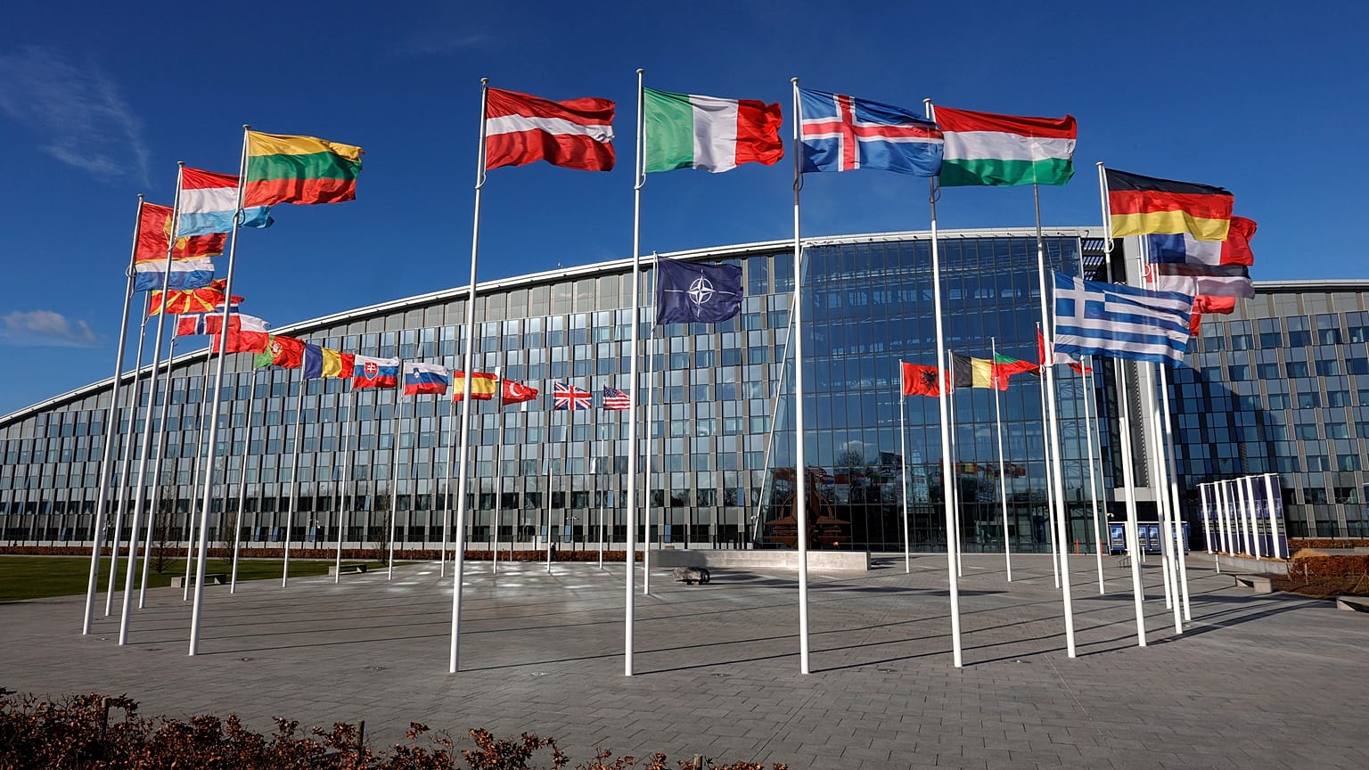 Finlandiya ve İsveç NATO'ya resmi üyelik başvurularını yaptı