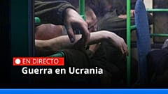 Militares ucranianos en un autobús tras ser evacuados de la planta de Azovstal en la sitiada Mariúpol