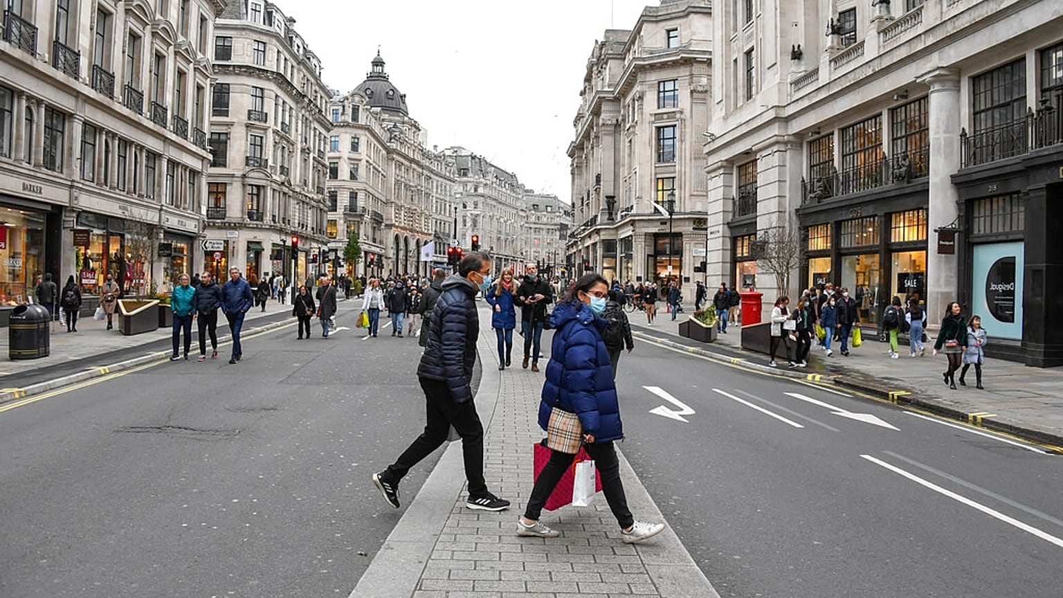 İngiltere'nin başkenti Londra'daki Regend Street'te alışveriş yapanlar